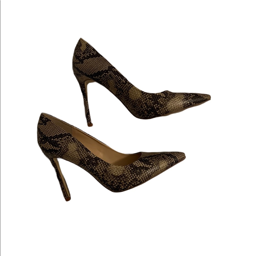 Pointed toe pump